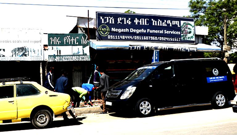 مهنة الحانوتي في إثيوبيا.. توابيت ملونة وورود لجذب الزبون