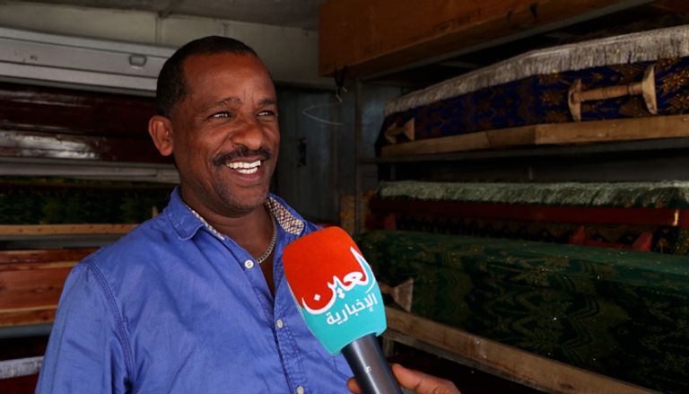 مهنة الحانوتي في إثيوبيا.. توابيت ملونة وورود لجذب الزبون