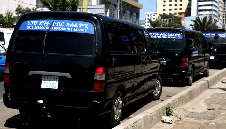 مهنة الحانوتي في إثيوبيا.. توابيت ملونة وورود لجذب الزبون