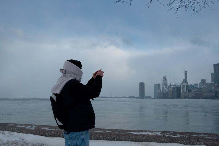 أمريكية تلتقط صورا لمياه نهر شيكاغو المتجمدة