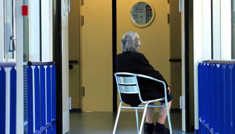 امرأة مصابة بمرض ألزهايمر في مركز استشفائي بفرنسا