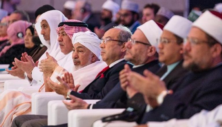 الشيخ عبدالله بن بيه يتوسّط الحضور في منتدى تعزيز السلم 2018