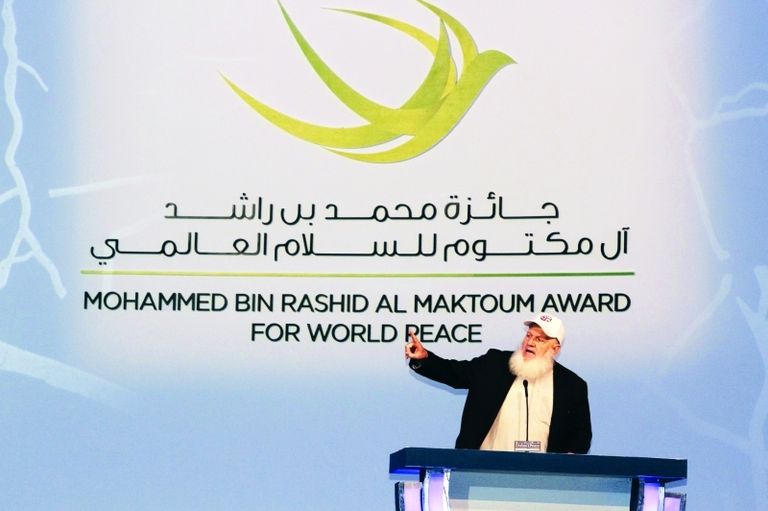 الشيخ عبدالله بن بيه يتوسّط الحضور في منتدى تعزيز السلم 2018