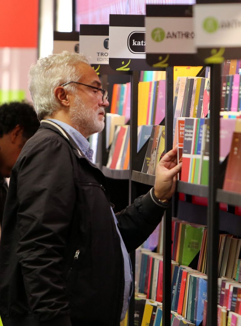 الطبيب خورخي إليو سانز يعرض عدسته المبتكرة