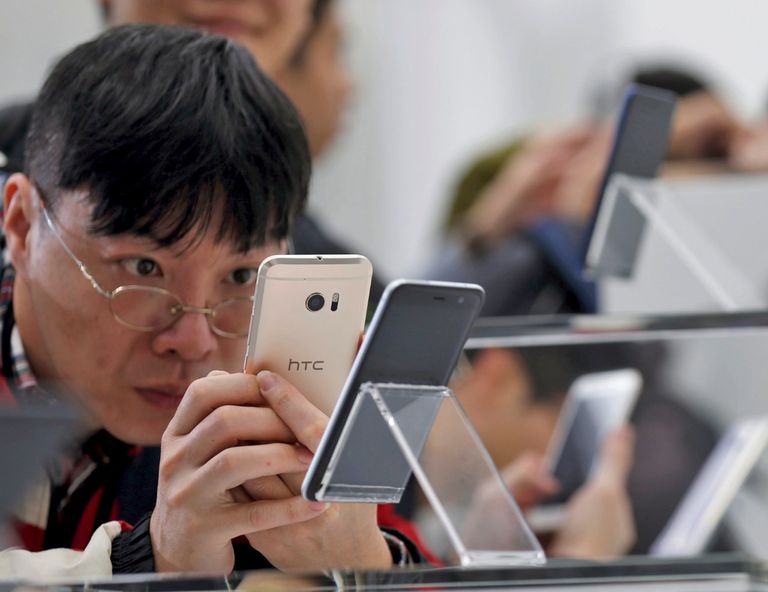 الطبيب خورخي إليو سانز يعرض عدسته المبتكرة