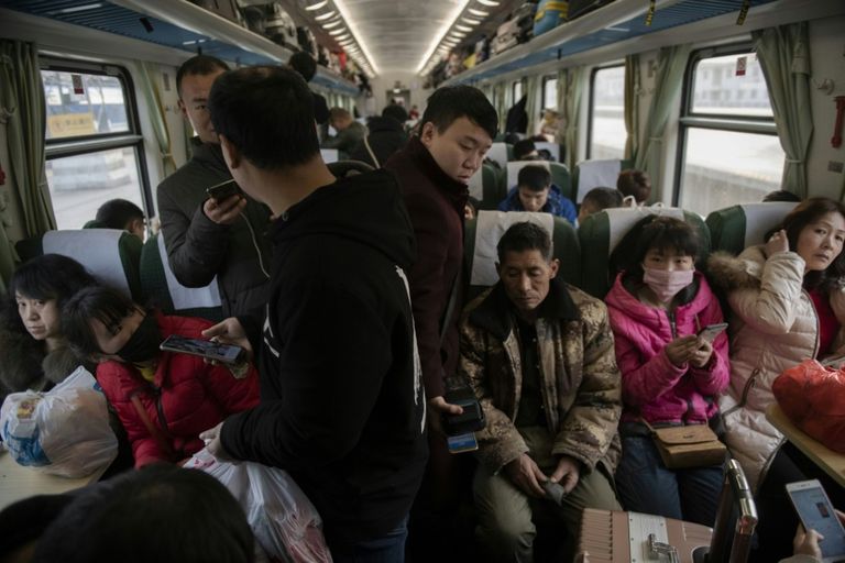 مجموعة من التلاميذ يحملون حقائب ملوّنة