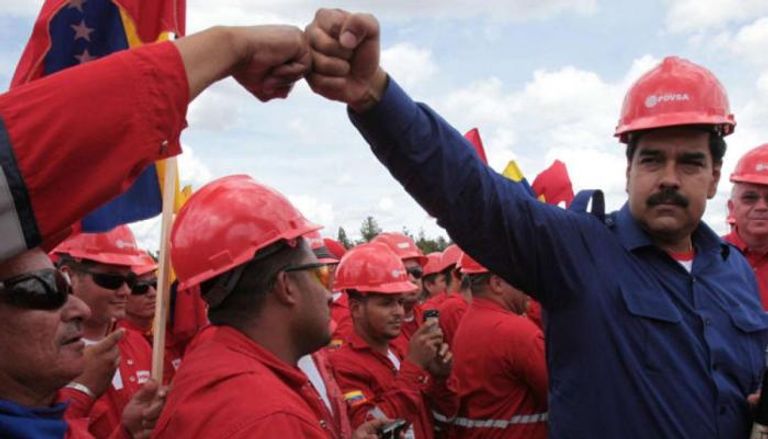 نيكولاس مادورو مع العمال في شركة النفط الفنزويلية