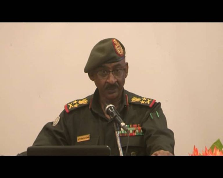 رئيس أركان الجيش السوداني الفريق أول دكتور ركن كمال عبد المعروف وزير الدفاع السوداني الفريق أول عوض بن عوف