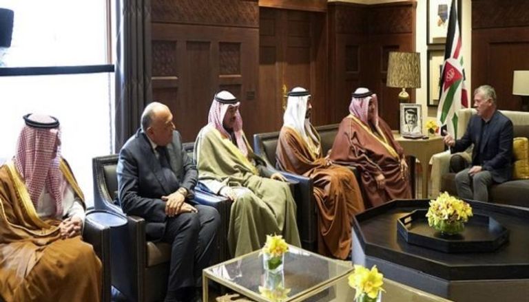 العاهل الأردني يجتمع مع وزراء خارجية الاجتماع التشاوري 