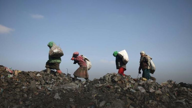 سوريات يبحثن في النفايات عن مواد يمكن بيعها
