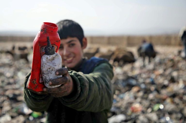 سوريات يبحثن في النفايات عن مواد يمكن بيعها