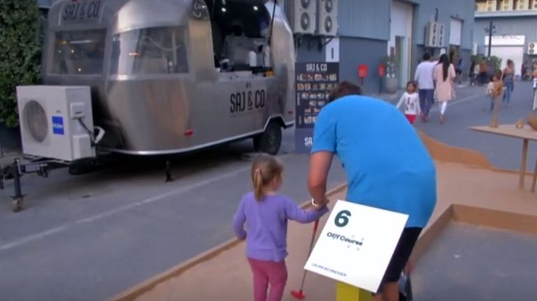 ملعب ميني جولف غير تقليدي في الإمارات