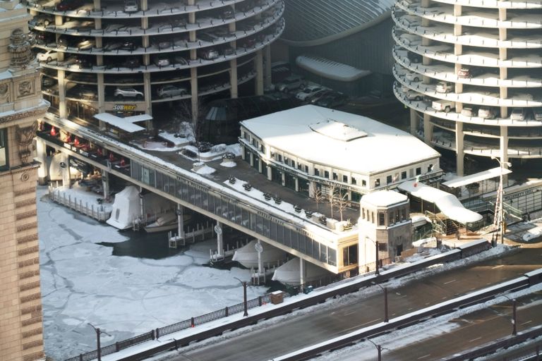 العاصفة القطبية تسببت في شلل حركة النقل