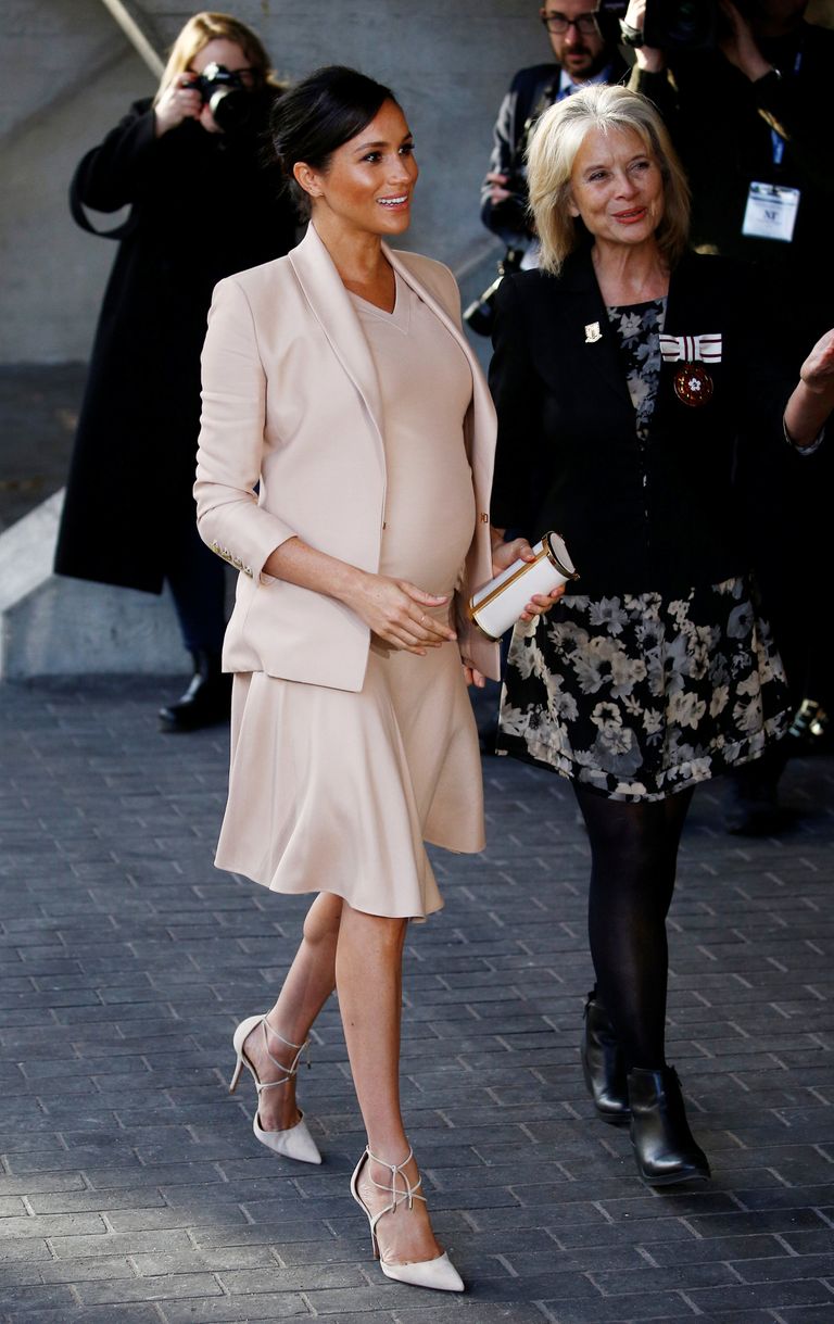 ميجان ماركل خلال زيارتها للمسرح الوطني في لندن