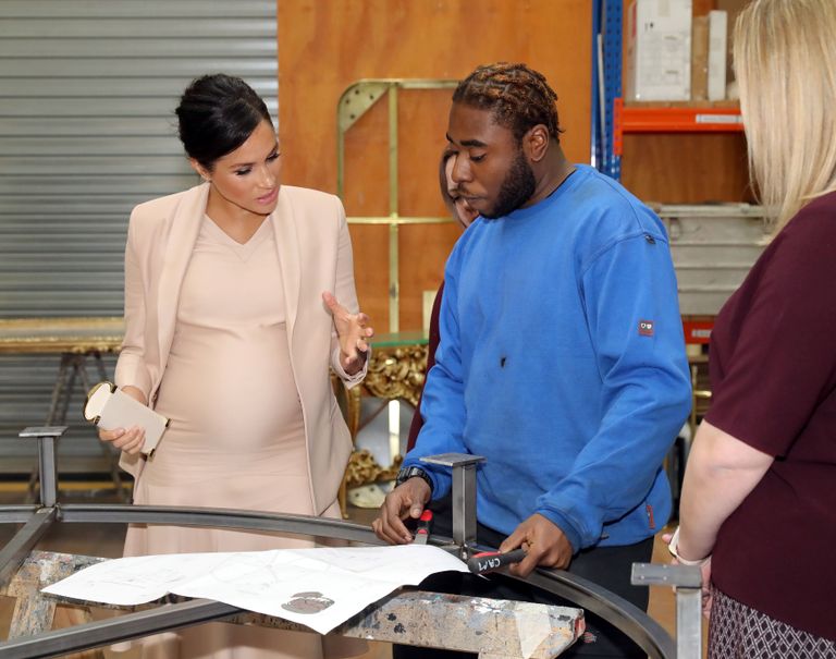 ميجان ماركل خلال زيارتها للمسرح الوطني في لندن