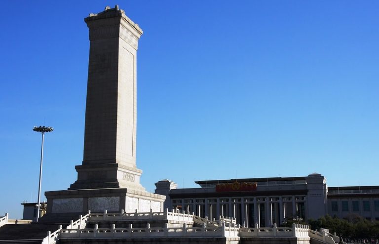 نصب ”أبطال الشعب التذكاري“