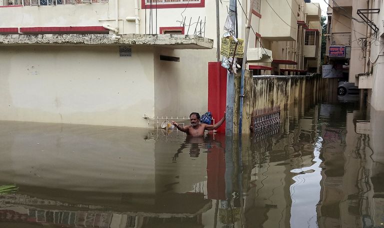 مياه الأمطار غمرت الشوارع في الهند