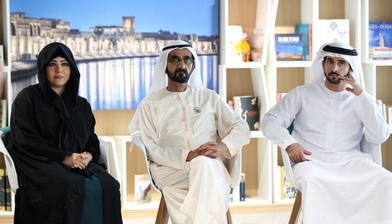 الشيخ محمد بن راشد آل مكتوم خلال زيارته لهيئة الثقافة والفنون في دبي