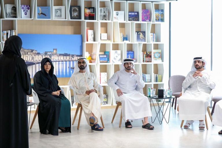 الشيخ محمد بن راشد آل مكتوم خلال زيارته لهيئة الثقافة والفنون في دبي