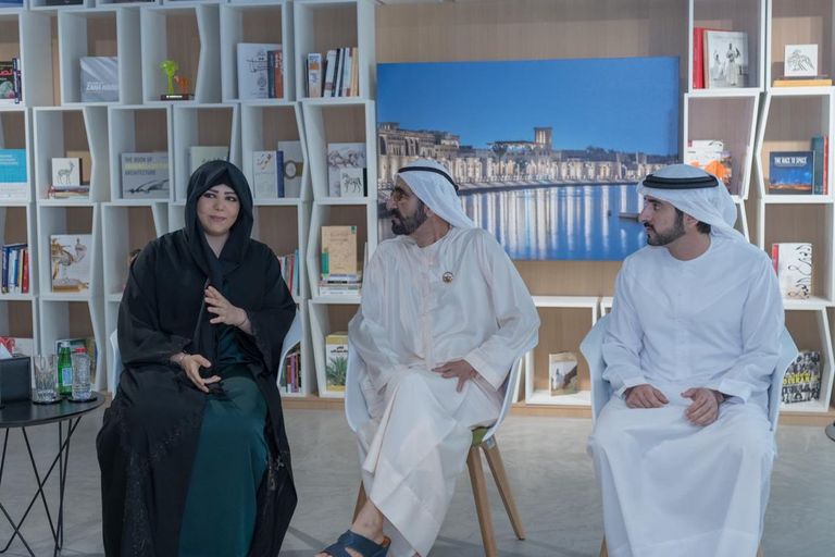 الشيخ محمد بن راشد آل مكتوم خلال زيارته لهيئة الثقافة والفنون في دبي