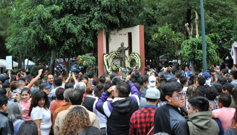 معجبو خوسيه خوسيه أمام تمثاله في مكسيكو 28 سبتمبر