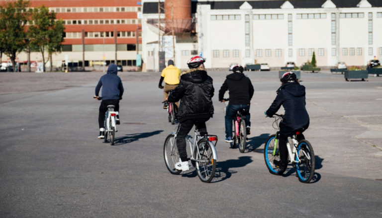 دورة لتعليم المهاجرين ركوب الدراجة الهوائية في هلسنكي