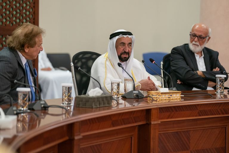 حاكم الشارقة مع كبار الفنانين العرب