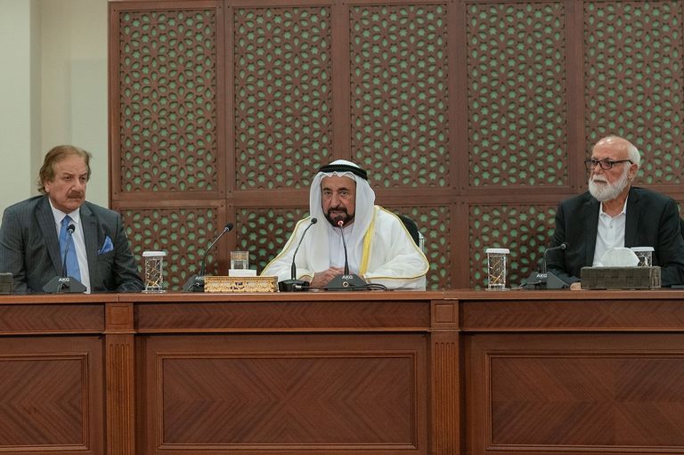 حاكم الشارقة مع كبار الفنانين العرب