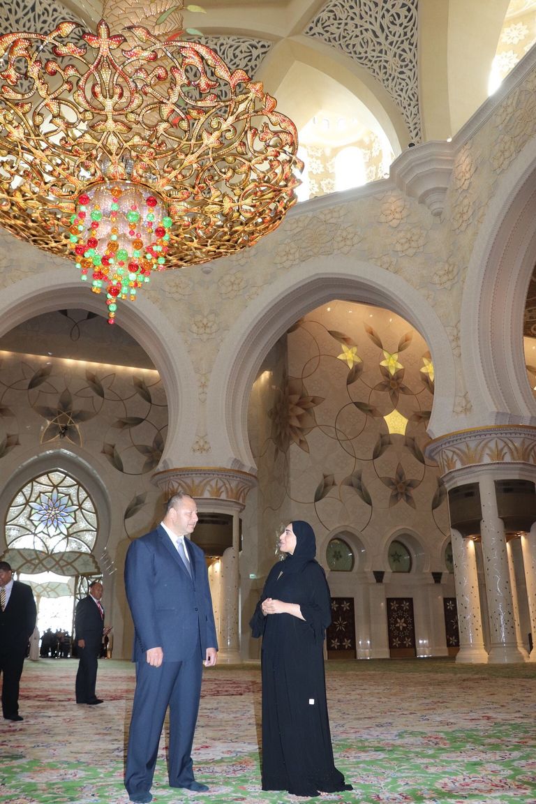 ملك تونجا خلال زيارته جامع الشيخ زايد الكبير في أبوظبي