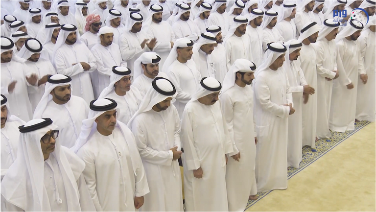 محمد بن زايد والحكام يؤدون صلاة الجنازة على جثمان سهيل بن مبارك الكتبي