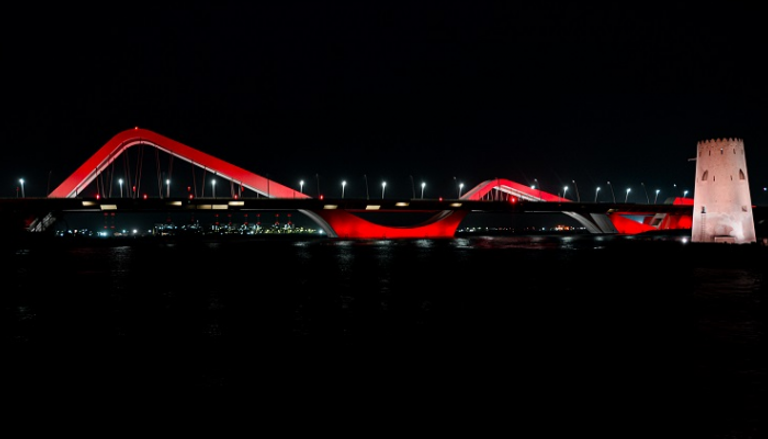 بلدية مدينة أبوظبي تضيء جسر الشيخ زايد بألوان العلم الصيني