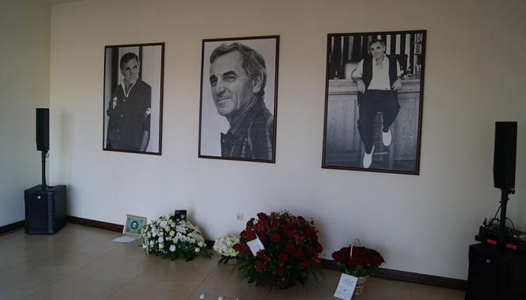 صور أزنافور في مدخل متحفه بأرمينيا