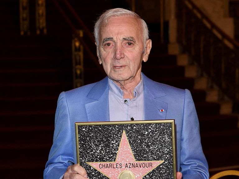 صور أزنافور في مدخل متحفه بأرمينيا