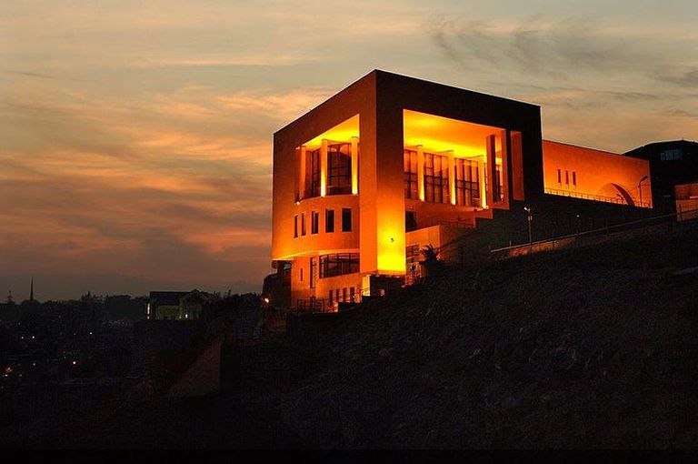 مشهد عام لمتحف أزنافور ليلا صور أزنافور في مدخل متحفه بأرمينيا