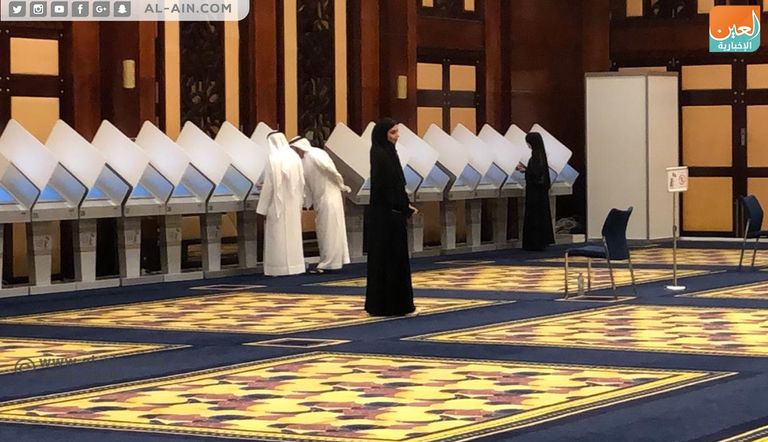 ناخبون إماراتيون يدلون بأصواتهم في أول ساعات التصويت المبكر 