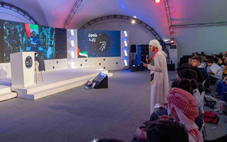 طلاب يشاركون المنصوري التحكم بالروبوت على محطة الفضاء الدولية