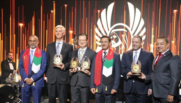 صورة للفائزين بالجائزة بعد تسلمها من وزير الاقتصاد الإماراتي 