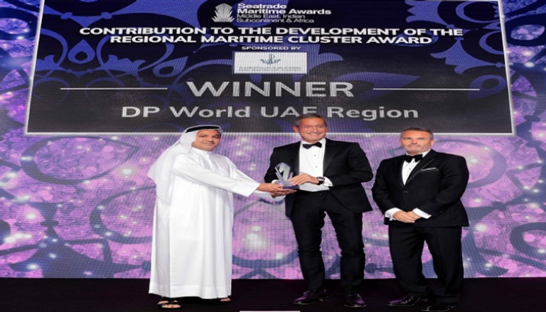 نائب الرئيس الأول بموانئ دبي العالمية إقليم الإمارات يتسلم الجائزة