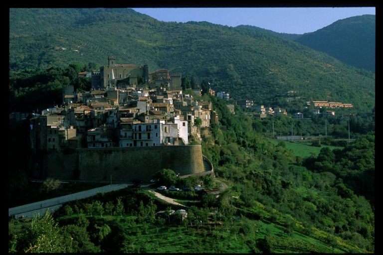 قرية سان جيرورجيو ساسولا الإيطالية