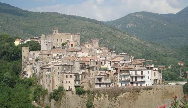 قرية سان جيرورجيو ساسولا الإيطالية