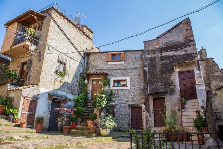 قرية سان جيرورجيو ساسولا الإيطالية