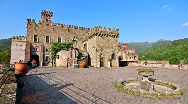 قرية سان جيرورجيو ساسولا الإيطالية