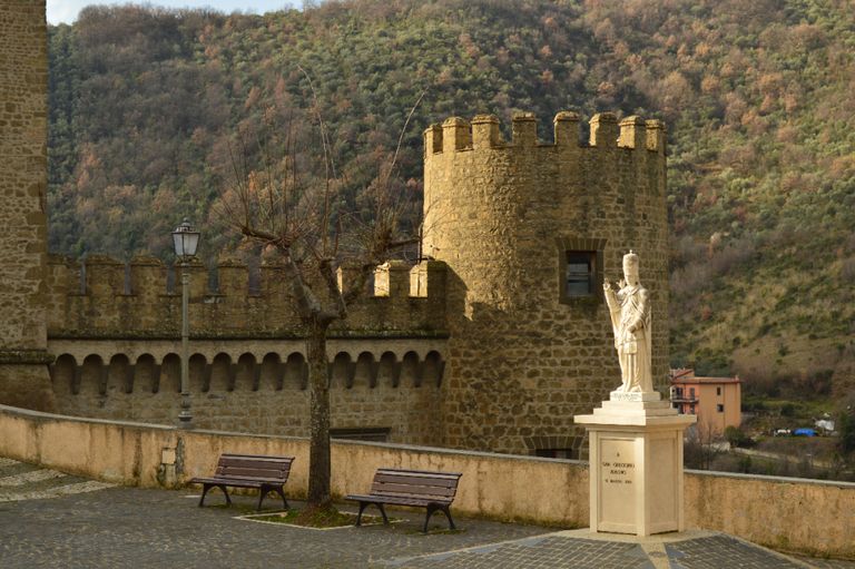 قرية سان جيرورجيو ساسولا الإيطالية