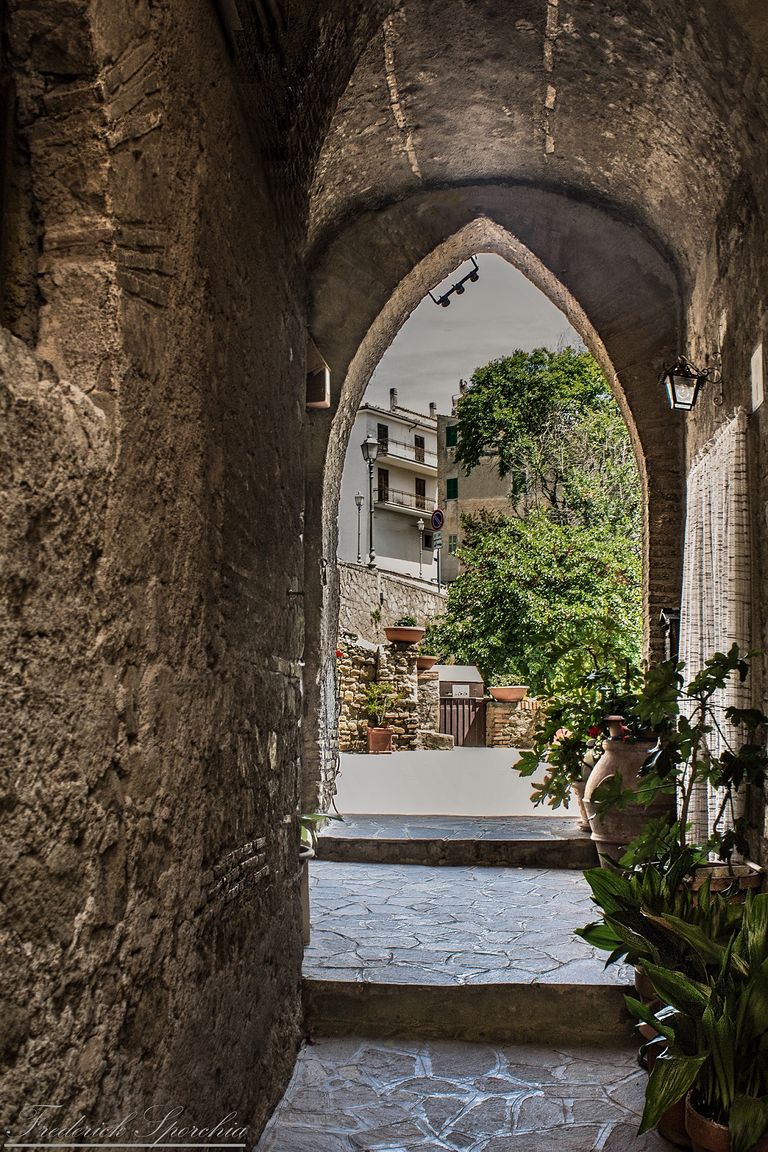 قرية سان جيرورجيو ساسولا الإيطالية