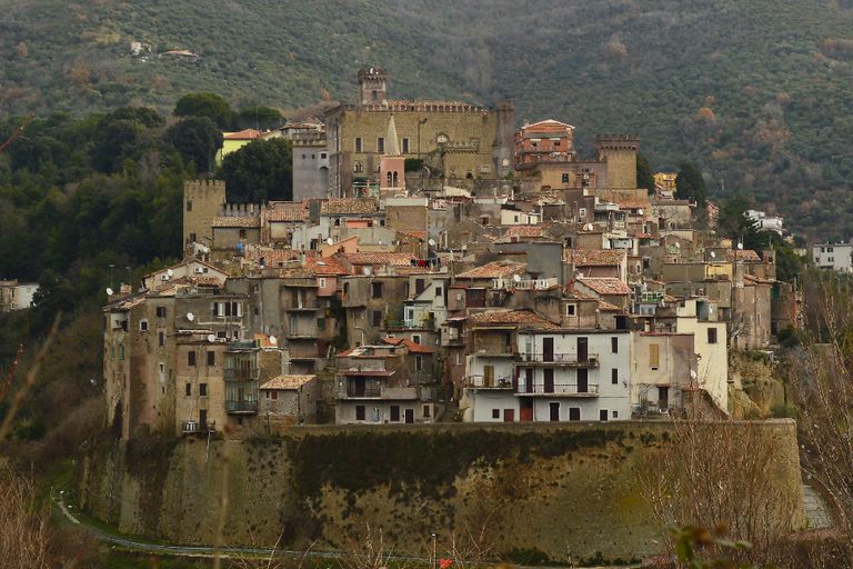 قرية سان جيرورجيو ساسولا الإيطالية