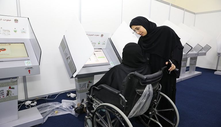 حضور نسائي مميز في أول أيام التصويت المبكر للانتخابات بالإمارات 