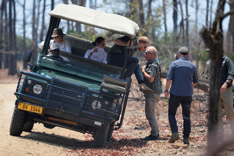 الأمير هاري يضع باقة زهور عند النصب التذكاري للجندي البريطاني ماثيو تالبوت