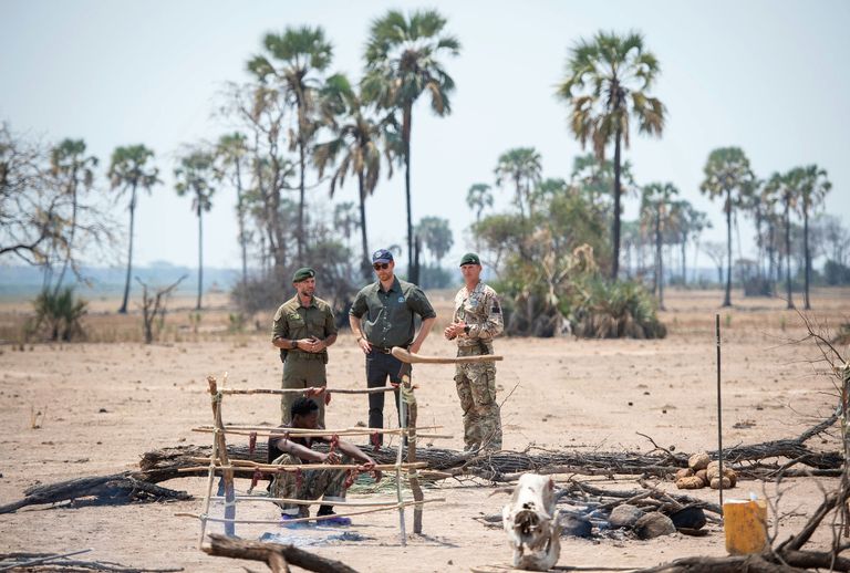 الأمير هاري يضع باقة زهور عند النصب التذكاري للجندي البريطاني ماثيو تالبوت