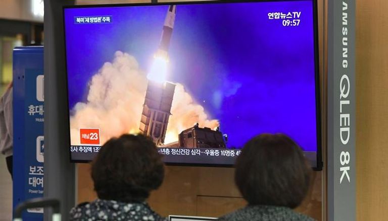 كوريون جنوبيون يتابعون عملية إطلاق الصاروخ