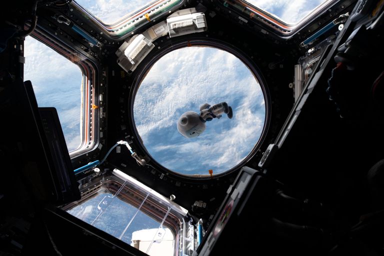 هزاع المنصوري يوثق لحظاته على متن محطة الفضاء الدولية